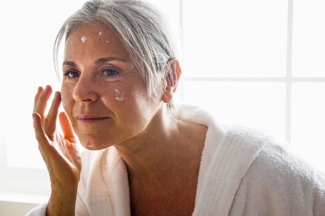 Aplikasi krim anti aging untuk melembabkan dan menutrisi kulit wajah