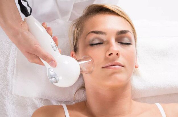 Prosedur pijat vakum akan membantu membersihkan kulit wajah Anda dan menghaluskan kerutan