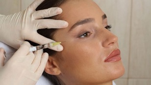 mesotherapy sebagai cara untuk meremajakan kulit di sekitar mata